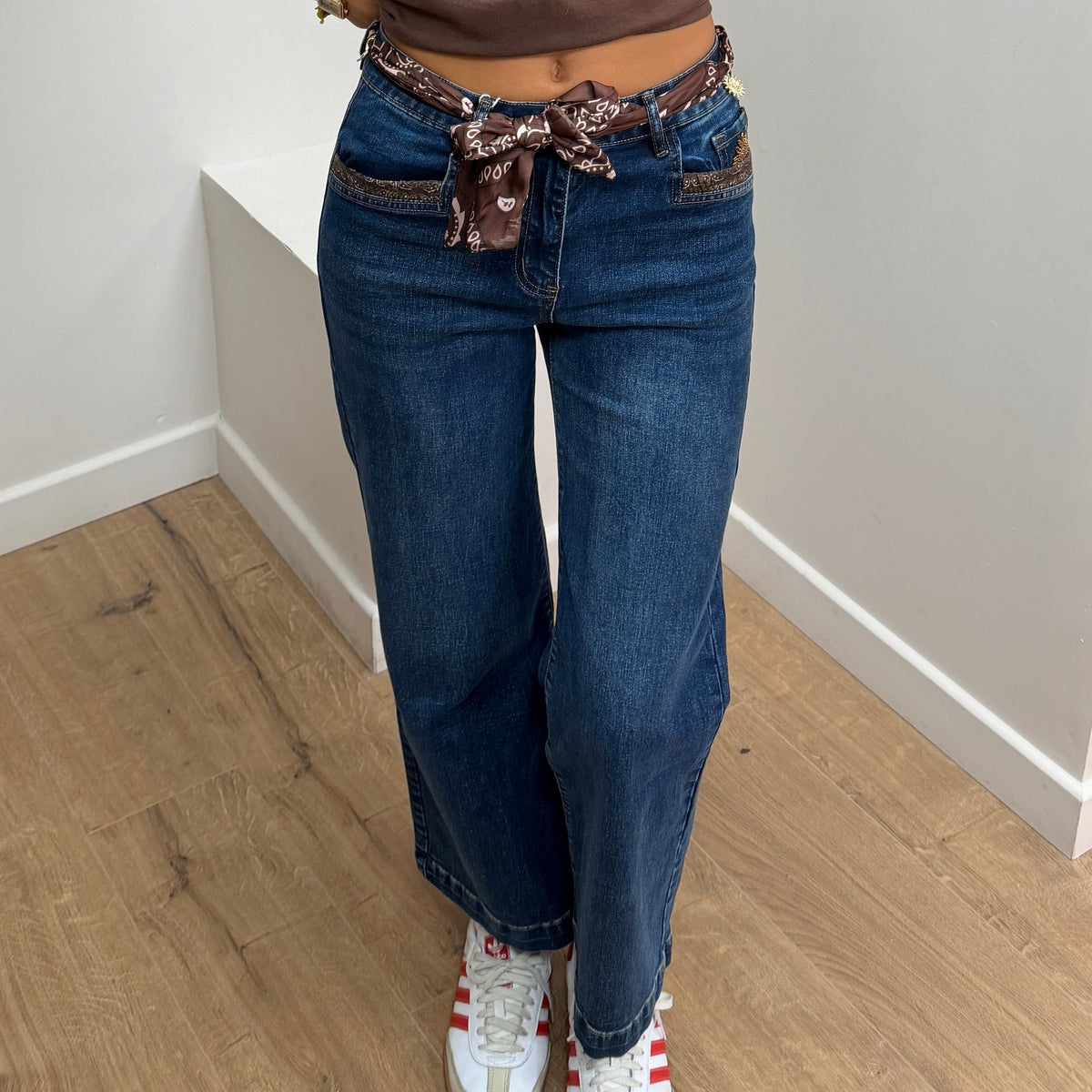 Jean Large Bleu avec Foulard H8018